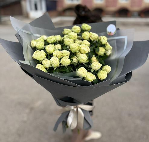 Букет Белые кустовые розы Солинеро в Новохоперске