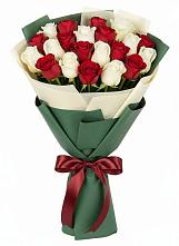 Букет Микс из красных и белых роз в Новохоперске