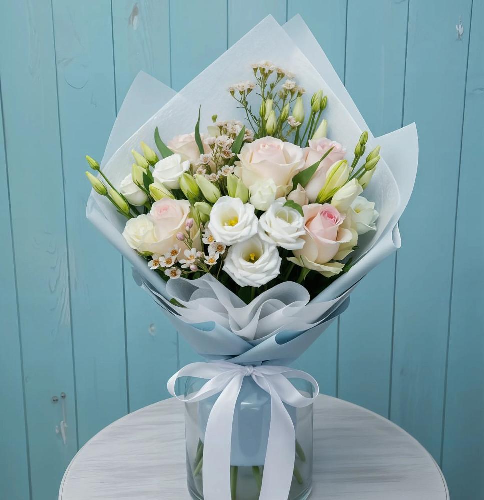 Букет цветов из: Розы и Лизиантусы в Новохоперске