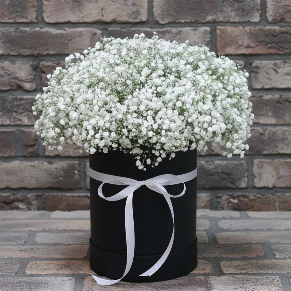 Цветочная композиция из Гипсофила в шляпной коробке в Новохоперске