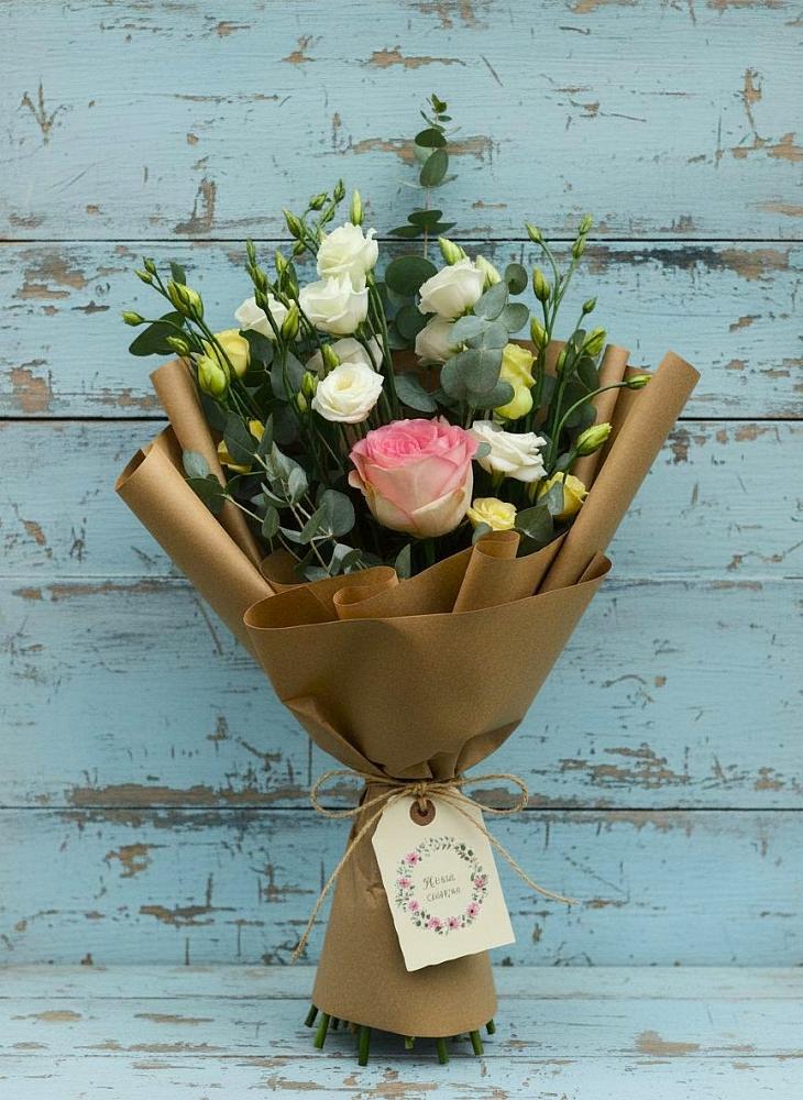 Букет цветов из: Розы и Лизиантусы в Новохоперске