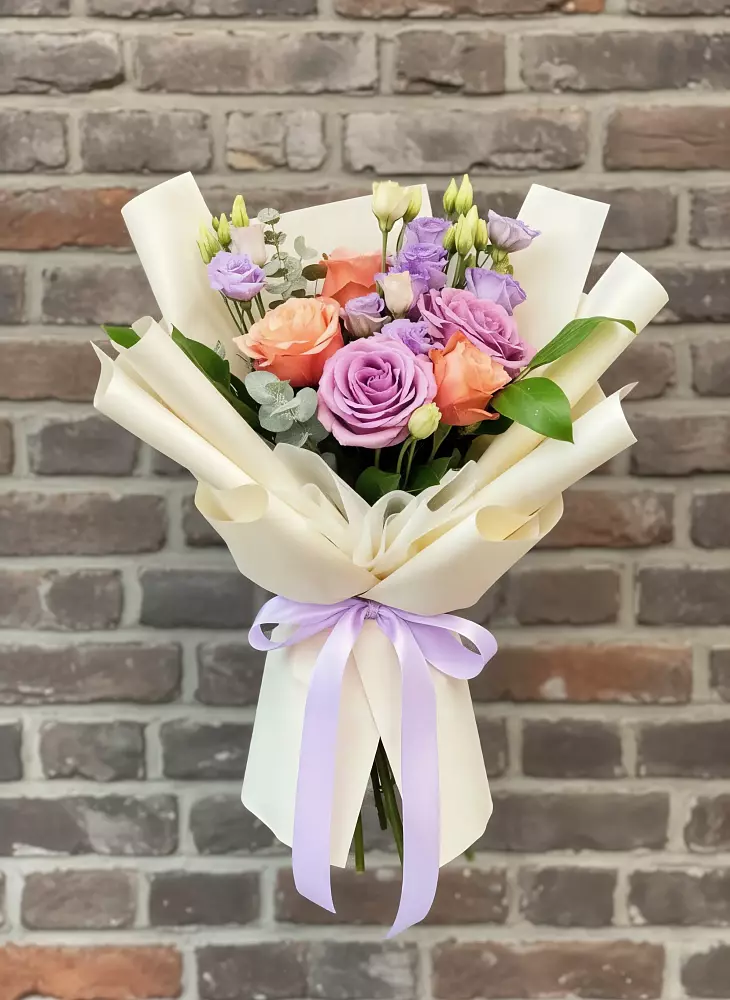 Букет цветов из: Лизиантусы и Розы в Новохоперске