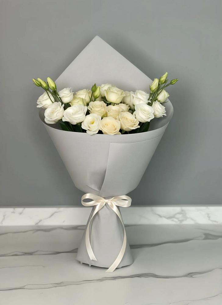 Букет цветов из: Розы и Лизиантусы в Новохоперске