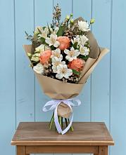 Букет цветов из:  Альстромерии, Лизиантусы, Розы и Хризантемы в Новохоперске