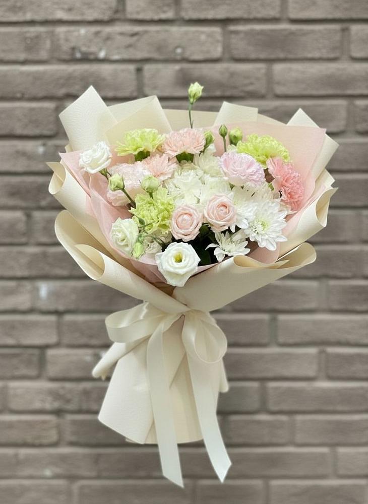 Букет цветов из: Гвоздики, Розы, Лизиантусы и Хризантемы в Новохоперске