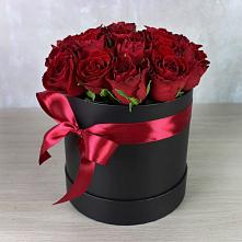 Цветочная композиция из Розы в шляпной коробке в Новохоперске