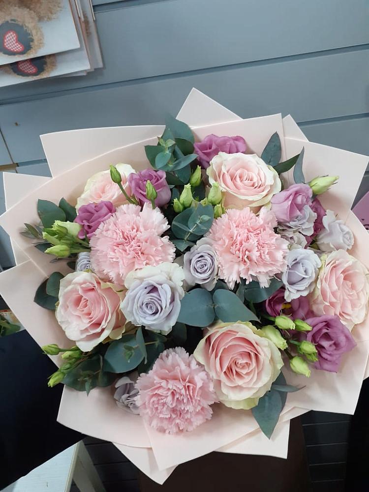 Букет цветов из: Розы, Гвоздики и Лизиантусы в Новохоперске