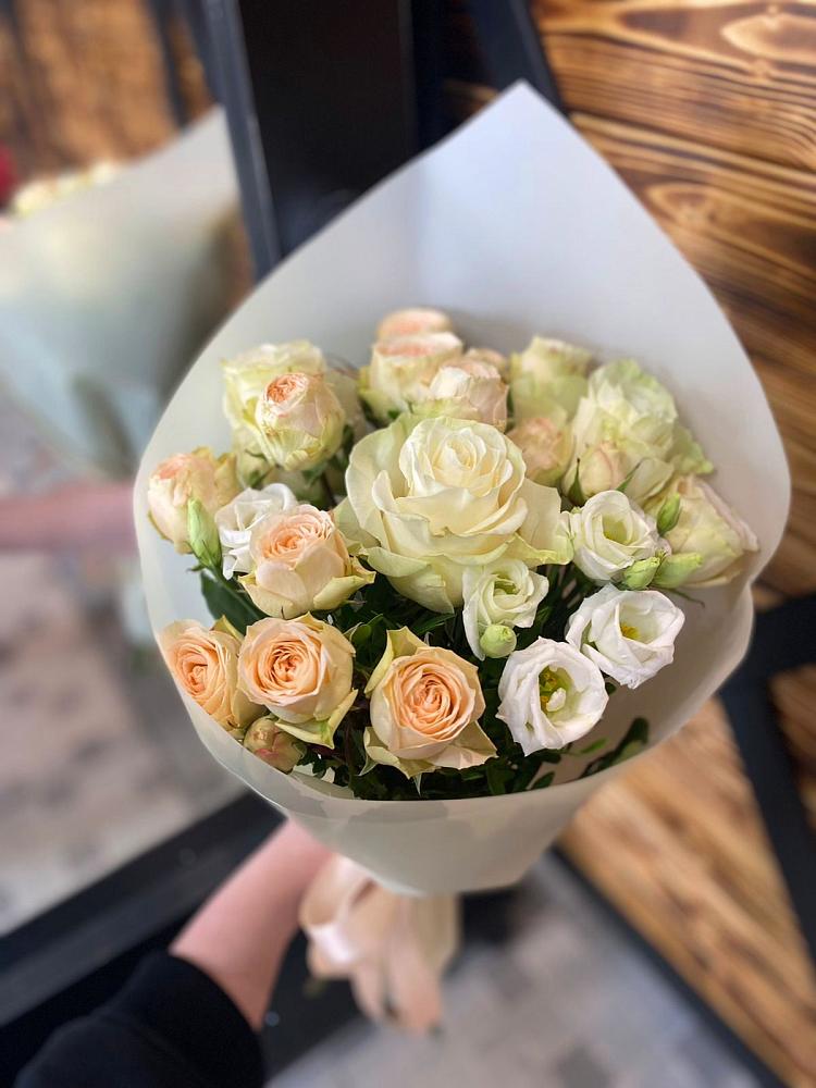 Букет цветов из: Розы и Лизиантусы в Новохоперске